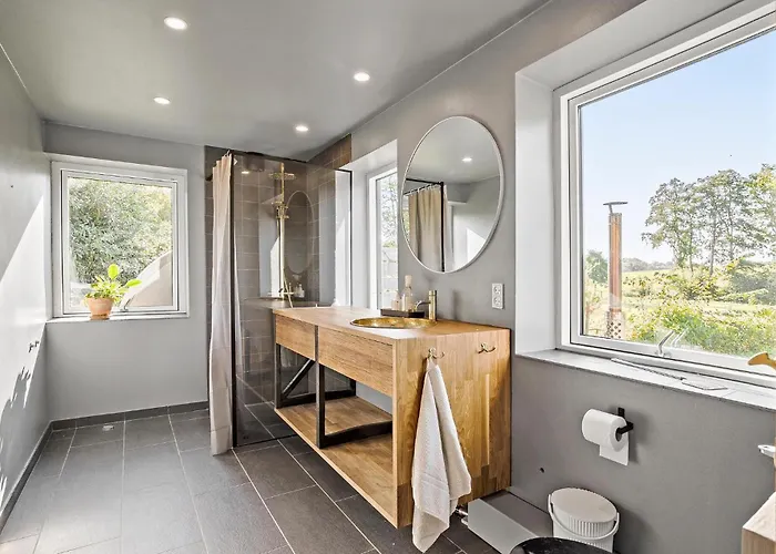 4 Bedroom Beautiful In Ferienhaus *